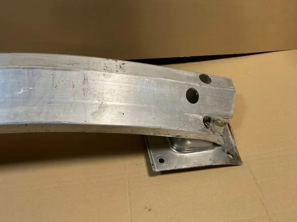Tesla Model 3 2018 Bakre stötfångare tvärbalk OEM 109531400C image 3