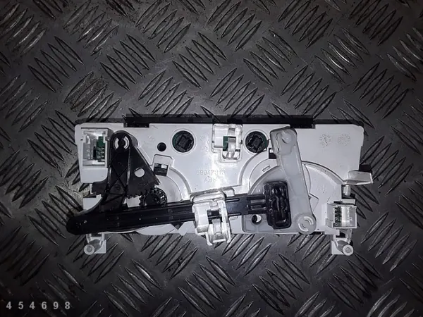 Peugeot 308 AC Control Module OEM 69940002 image 3