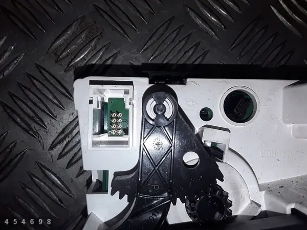 Peugeot 308 AC Control Module OEM 69940002 image 4