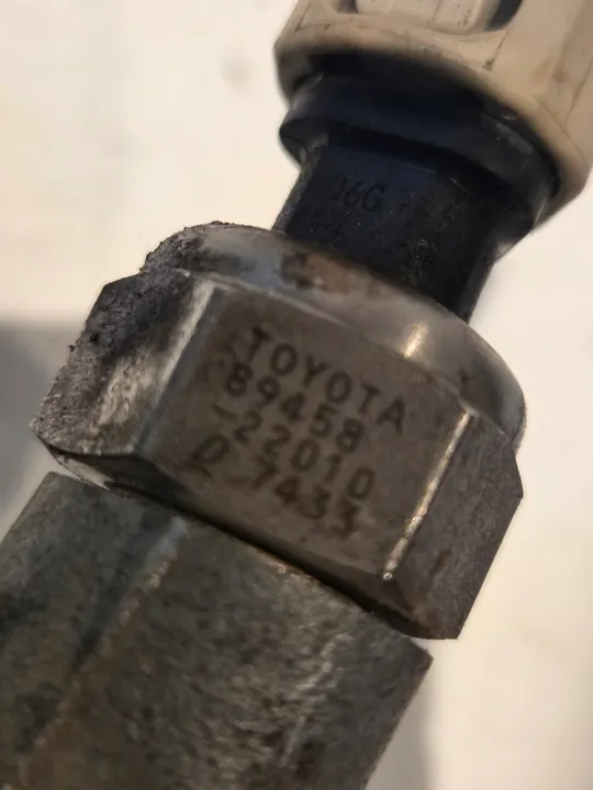 AVENSIS T25 Rampe de carburant + Capteur 2.0 VVTI 147CV 89458-22010 image 3