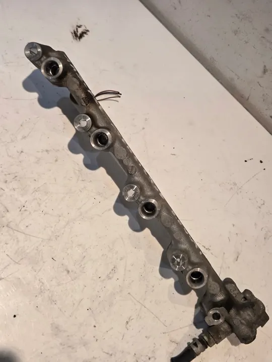 AVENSIS T25 Rampe de carburant + Capteur 2.0 VVTI 147CV 89458-22010 image 5