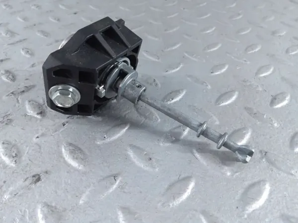 OEM 8228052840 Etu vasen lukon sisäosa Suzuki Swift III image 3