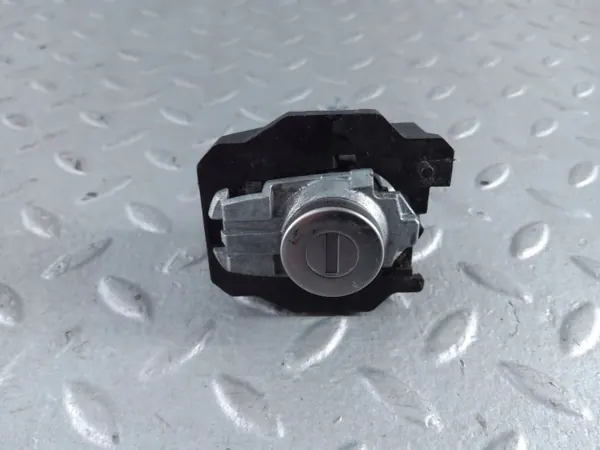 OEM 8228052840 Etu vasen lukon sisäosa Suzuki Swift III image 4