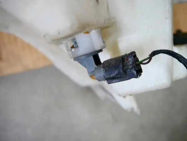 BMW X3 E83 Puhdistusneste Säiliö 3403212 image 4