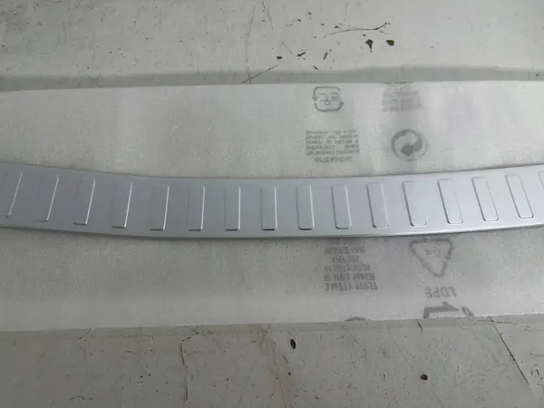 Achterbumper trim OEM 990E061M61000 voor Suzuki SX4 image 3