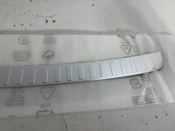 Achterbumper trim OEM 990E061M61000 voor Suzuki SX4 image 4