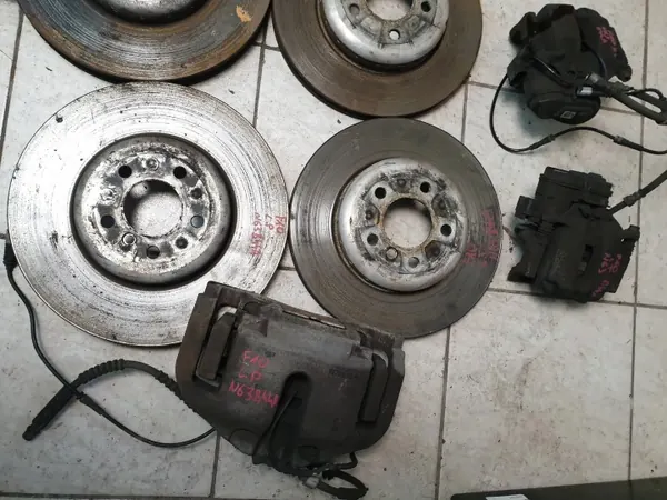 BMW F10 F11 550i 4.4 Remklauwen Set OEM image 3