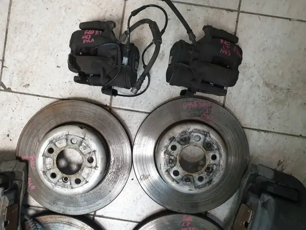 BMW F10 F11 550i 4.4 Remklauwen Set OEM image 4