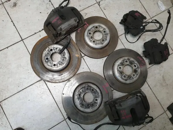 BMW F10 F11 550i 4.4 Remklauwen Set OEM image 5