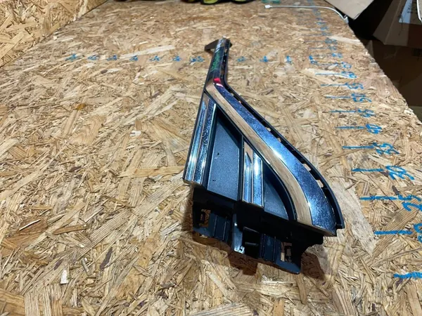 VW Touareg III 3 Front Left Chrome Grille image 4