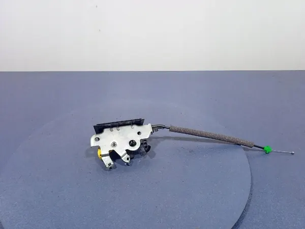 VW Passat B8 Bagagelås 3G0827506D image 3