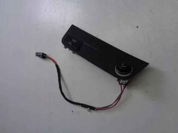Tomada USB 12V OEM Audi Q2 2.0 TDI Quattro 2017 image 2