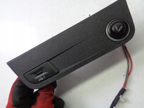 Tomada USB 12V OEM Audi Q2 2.0 TDI Quattro 2017 image 3