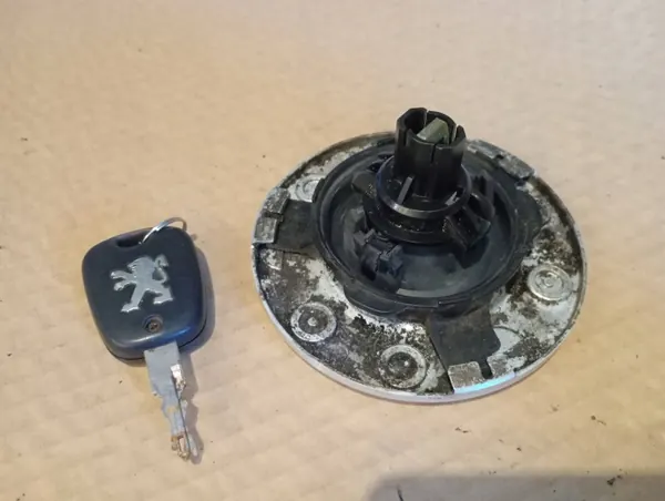 Polttoainetäyttökorkki OEM YGM1641 Peugeot 206 CC image 3