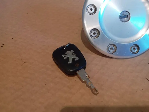 Polttoainetäyttökorkki OEM YGM1641 Peugeot 206 CC image 8