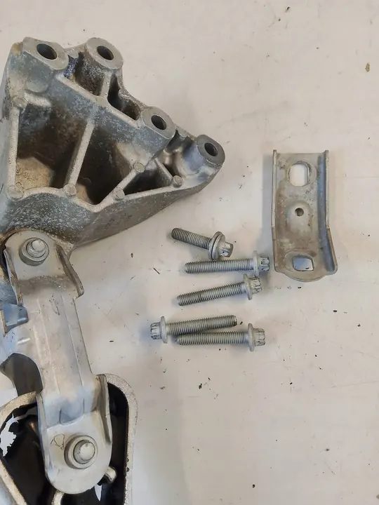 MERCEDES W176 Soporte de Motor A2462401109 A2462400809 image 2