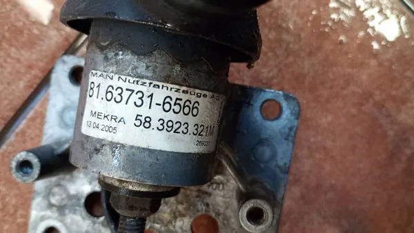 MAN TGA 00-07 oikea peilikehys OEM 81637316566 image 10