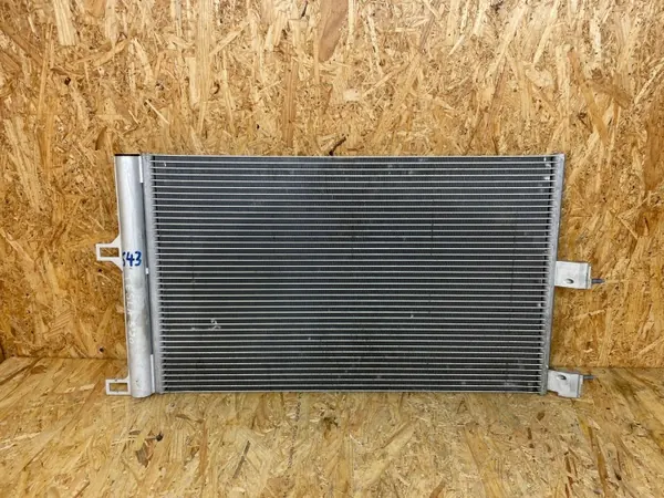 Tesla Model 3 AC-kondensaattori OEM 1077083-00-B 2017- image 2