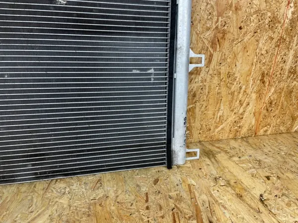 Tesla Model 3 AC-kondensaattori OEM 1077083-00-B 2017- image 10