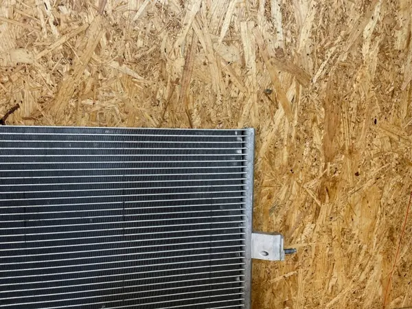 Tesla Model 3 AC-kondensaattori OEM 1077083-00-B 2017- image 3