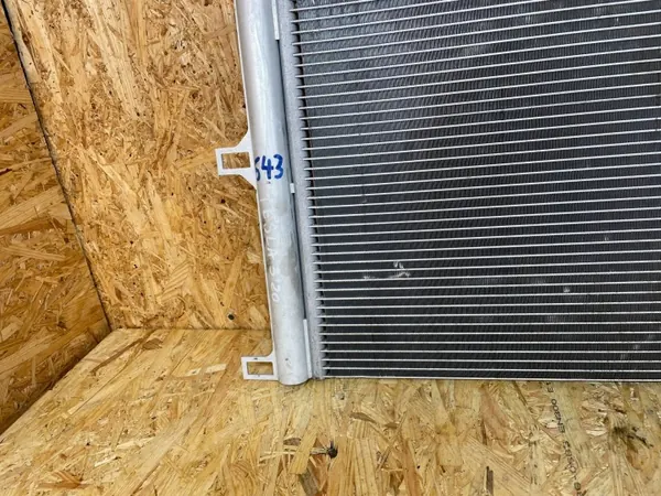 Tesla Model 3 AC-kondensaattori OEM 1077083-00-B 2017- image 4