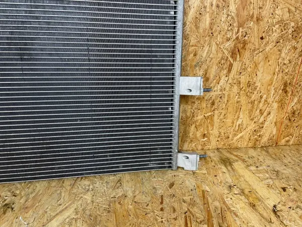 Tesla Model 3 AC-kondensaattori OEM 1077083-00-B 2017- image 5