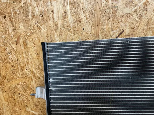 Tesla Model 3 AC-kondensaattori OEM 1077083-00-B 2017- image 7