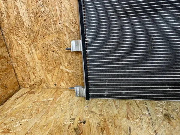 Tesla Model 3 AC-kondensaattori OEM 1077083-00-B 2017- image 9