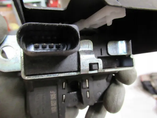 Volkswagen OE Baklucka Lås 1K6827505F image 4