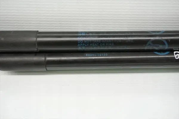 Toyota Auris achterklepdemper OEM 68960-02130 image 3