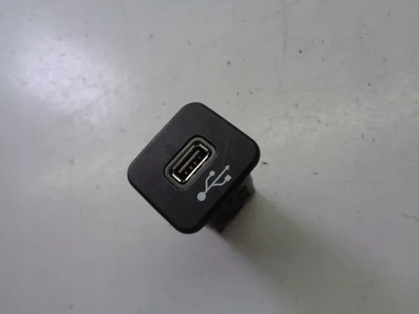 Tomada USB OEM 735600659 para Jeep Renegade image 2