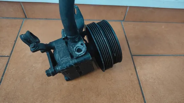 Pompe de direction OEM 30731821 pour Volvo S60 V60 XC60 image 3