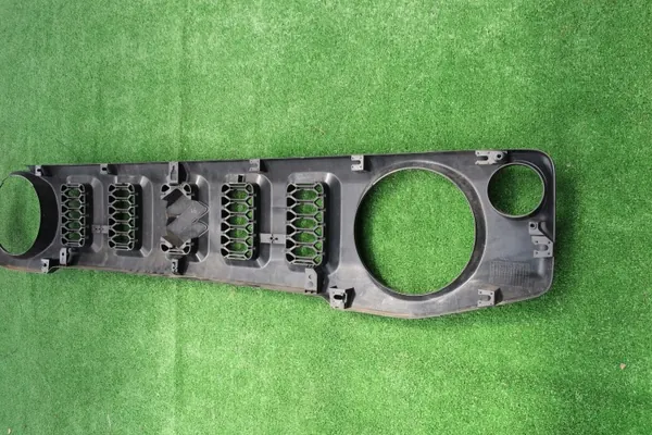 Grille-embleem Suzuki Jimny 2023 OEM 72110-78R01-C48 image 4