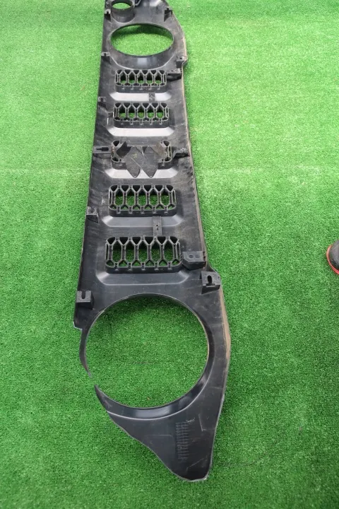 Grille-embleem Suzuki Jimny 2023 OEM 72110-78R01-C48 image 5