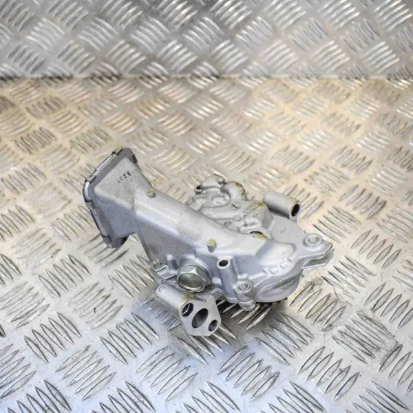 Toyta Oljepump OEM 151000T040 - Begagnad image 4