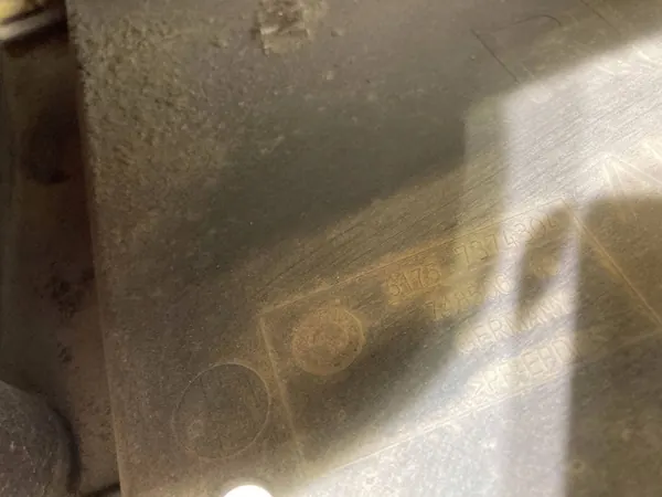 BMW OEM 7374304 Bodenabdeckung hinten rechts - Gebraucht image 3