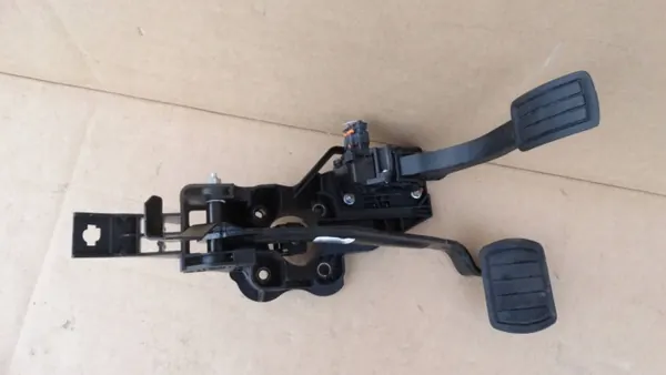 Citroen DS7 Crossback Kaasu-Jarrupoljin Nostin OEM 9836042080 image 2