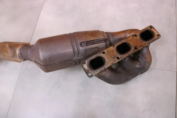 OEM 7516734 7516735 BMW Abgaskrümmer Katalysator image 8