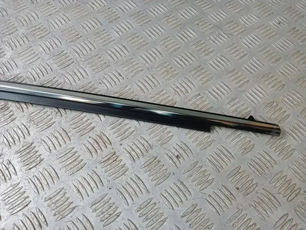 Mazda 3 Vordere Rechte Türschaber OEM 1709141923 image 3