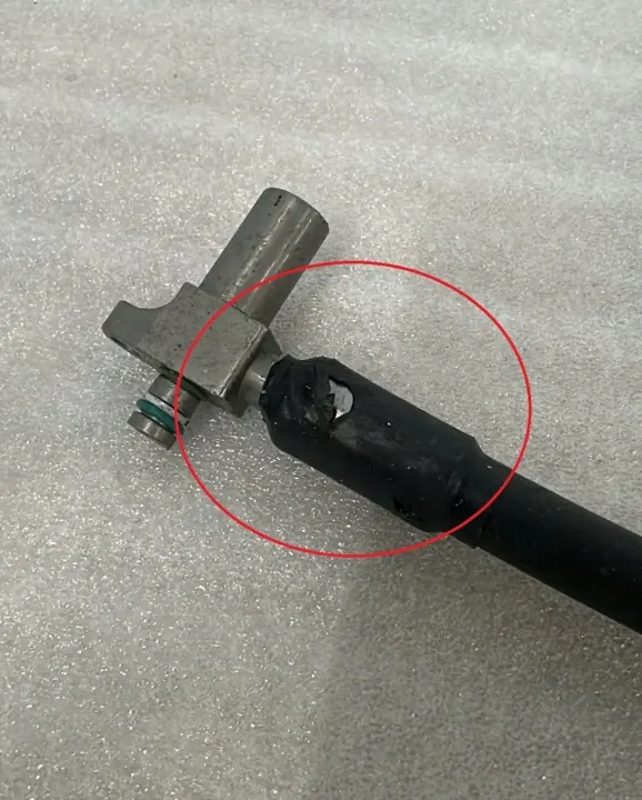 Conduto hidráulico dianteiro esquerdo Porsche Taycan OEM 9J1411803D image 3