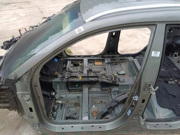Hyundai OEM 01 Vasen neljännespilaripeite - Käytetty image 3