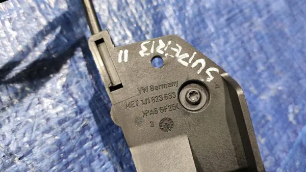 Konepellin avauskahva OEM 3T0823535A Skoda Superb II:lle image 4