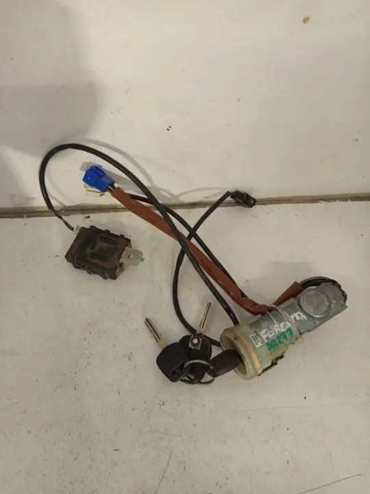 Interruptor de encendido Subaru OE OEM 88215AE010 - Usado image 2