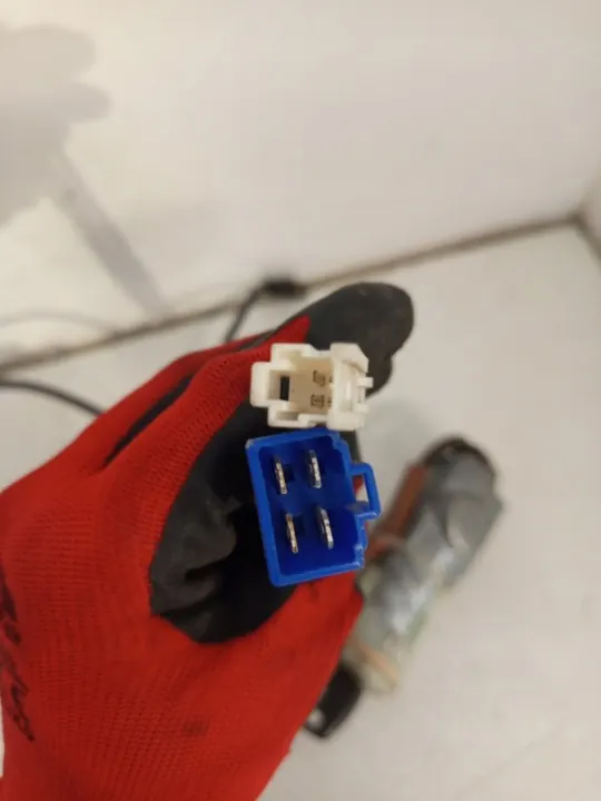 Interruptor de encendido Subaru OE OEM 88215AE010 - Usado image 3
