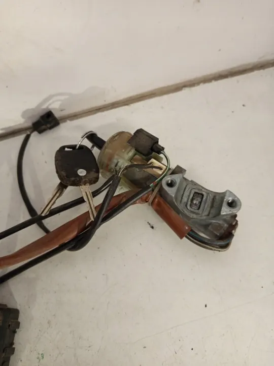 Interruptor de encendido Subaru OE OEM 88215AE010 - Usado image 4