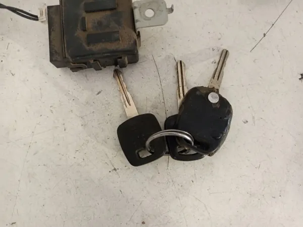Interruptor de encendido Subaru OE OEM 88215AE010 - Usado image 6