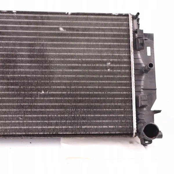 Radiador de Refrigerante OEM A9065000002 Usado image 4