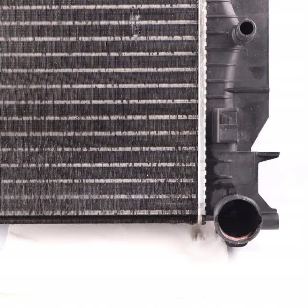 Radiador de Refrigerante OEM A9065000002 Usado image 8