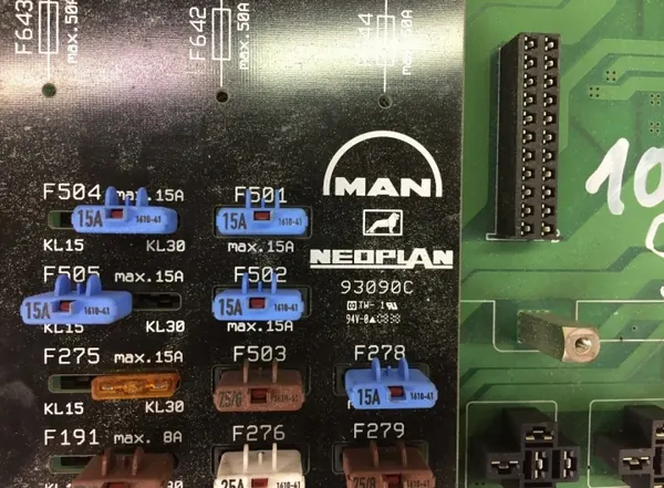 Placa de fusíveis MAN OEM 88254416631 - Estado usado image 5