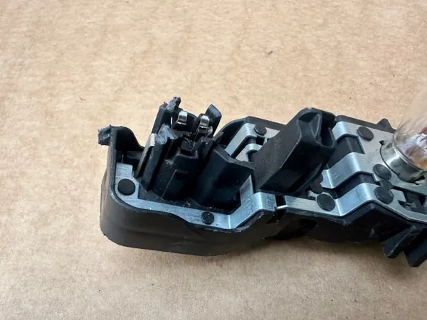 Insertor farol direito FORD AM51-13N004-GA image 3